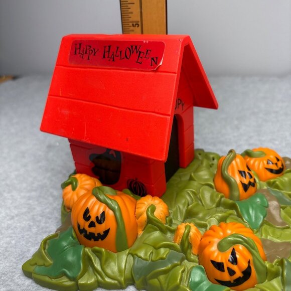 Vintage Peanuts Snoopy Halloween Doghouse Pumpkin Patch Display Figurine 2002 - Picture 12 of 13